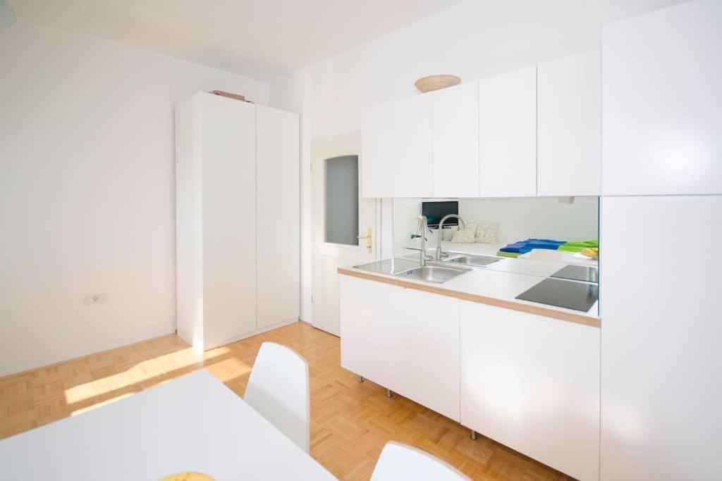 The Cute, Sunny Apartment In The Center +P ลูบลิยานา ภายนอก รูปภาพ